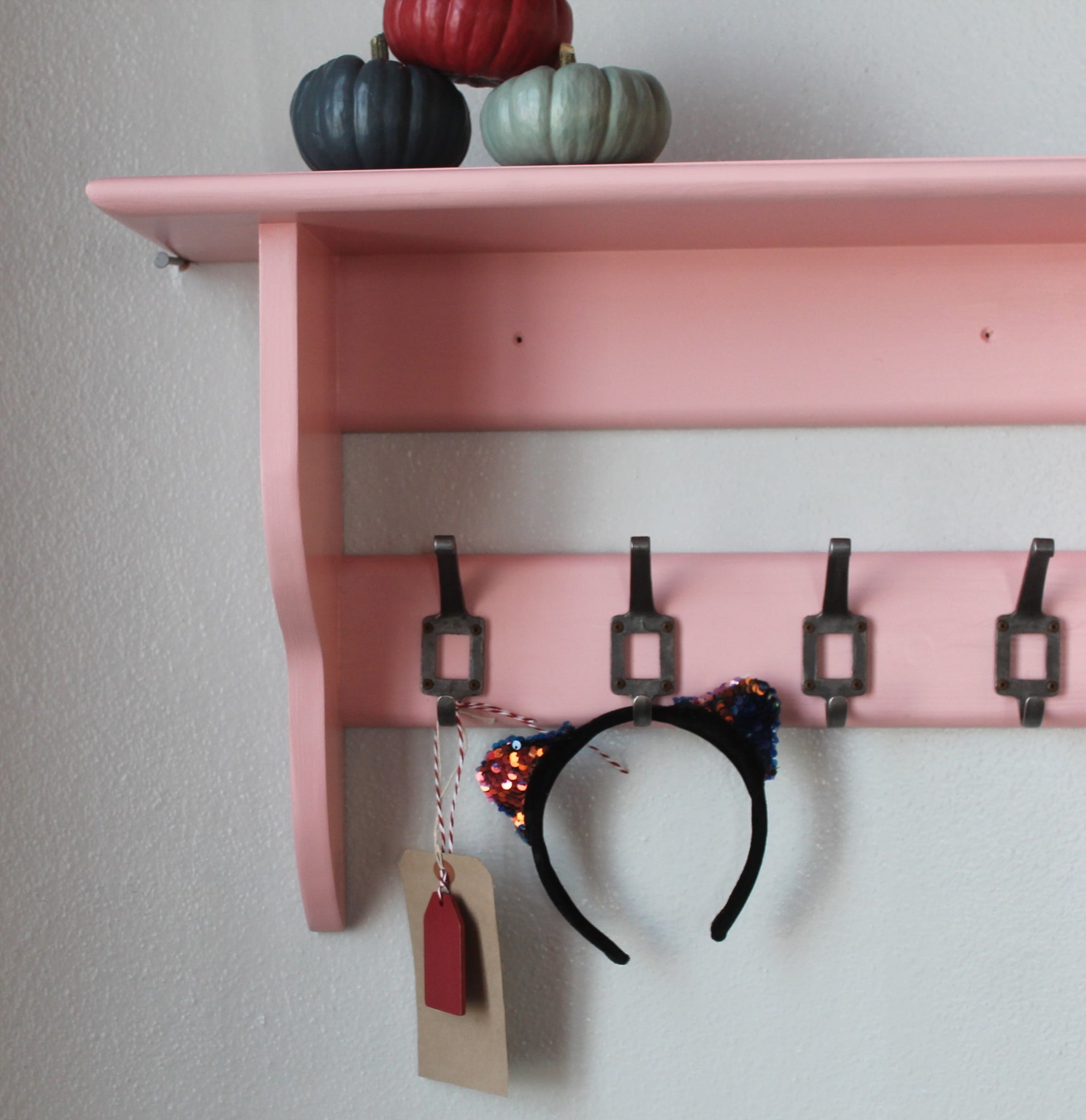 girl room shelf